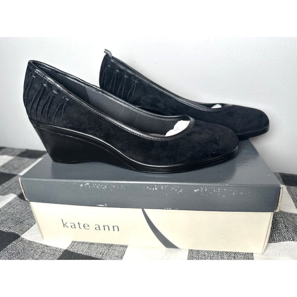 New Size 8‎ M Kate Ann Leah Mid Wedge Pump Comfort Shoe Pleated Suede Black